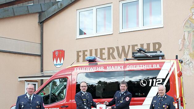 Der Feuerwehrverein übergab einen Defi an die Kommandanten Lukas und Matthias Zwecker.