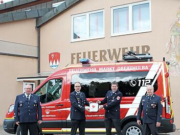 Der Feuerwehrverein &uuml;bergab einen Defi an die Kommandanten Lukas und Matthias Zwecker.