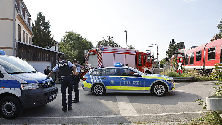 Zug erfasst Auto in Fürth: ein Mensch verletzt, Bahnstrecke blockiert