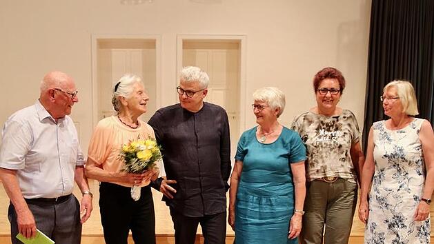 Übergabe der Theaterringleitung (von links): Heribert Schilling, Sieglinde Schilling, Intendant Markus Trabusch, Hildegard Merz, Edeltraut Spieß und Sieglinde Roider.