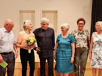 Übergabe der Theaterringleitung (von links): Heribert Schilling, Sieglinde Schilling, Intendant Markus Trabusch, Hildegard Merz, Edeltraut Spieß und Sieglinde Roider.