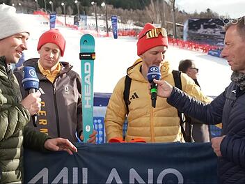 "Wir k&ouml;nnen erhobenen Hauptes gehen." Das deutsche Duo der Team-Kombi mit Linus Strasser (Zweiter von rechts) und Simon Jocher (Zweiter von links) schlug sich wacker - hatte aber mit der Medaillenvergabe nichts zu tun. Im Interview mit Felix Neureuther (links) und Markus Othmer zeigten sie sich mit Rang zehn zufrieden.