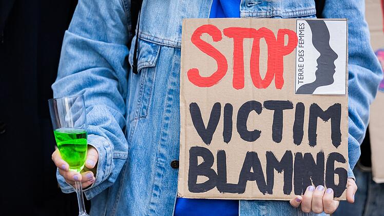 Prozess um Serie von Vergewaltigungen bet&auml;ubter Frauen - Protest