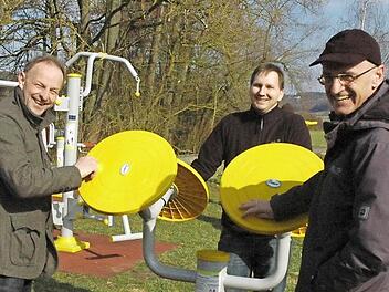 Der Familienaktivbereich am Radweg in Todtenweisach regte auch die Ratsmitglider (von links) Harald Deringer, Wolfram Thein und Bürgermeister Wilhelm Schneider, zum Spielen an. Fotos: Gerhard Schmidt