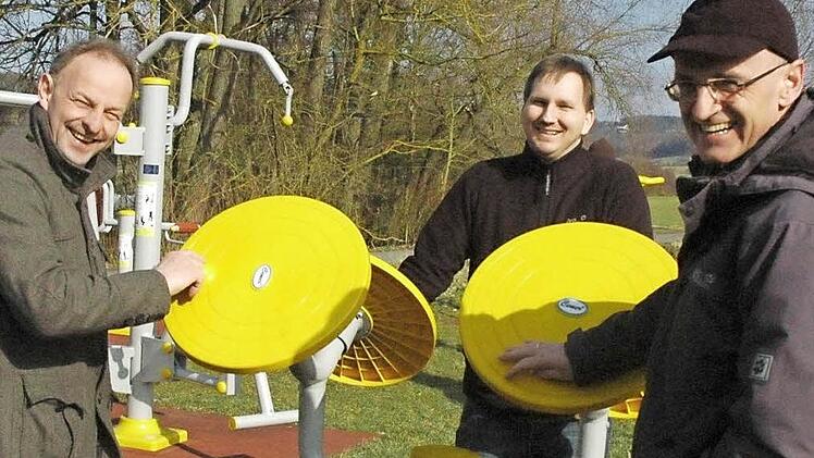 Der Familienaktivbereich am Radweg in Todtenweisach regte auch die Ratsmitglider (von links) Harald Deringer, Wolfram Thein und Bürgermeister Wilhelm Schneider, zum Spielen an. Fotos: Gerhard Schmidt