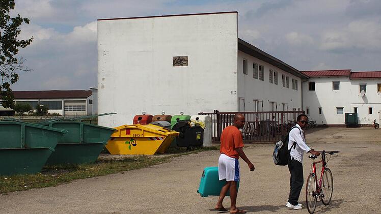 Das Asylbewerberheim am Lappacher Weg in Höchstadt. Wo jetzt noch die Müllcontainer stehen, ist der Anbau geplant.  Foto: Andreas Dorsch
