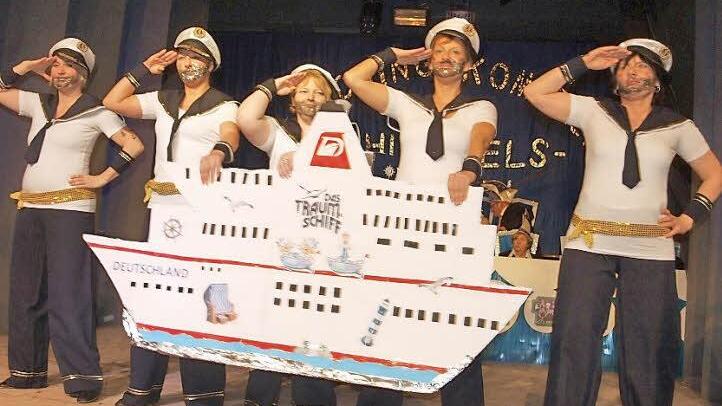 Das Damenballett nahm das Publikum mit auf die Reeperbahn. Foto: Thomas Weichert