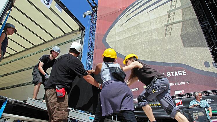Vor der ehemaligen Centerstage, jetzt "Zeppelin Stage", wird noch fleißig aufgebaut. Foto: Tobias Stich