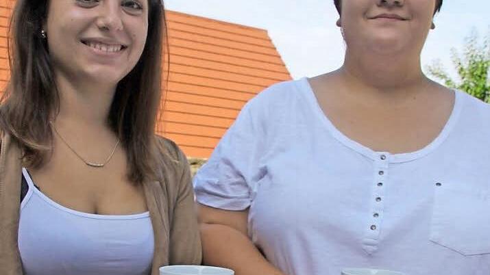 Monika Soutschek (links) und Rosmarie Müller begannen zusammen 67 weiteren Auszubildenden in Ebern ihre Berufsausbildung. Fotos: Ralf Kestel