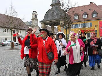 Blick zurück: 2011 zogen die närrischen Damen noch über den Höchstadter Marktplatz. Foto: Andreas Dorsch