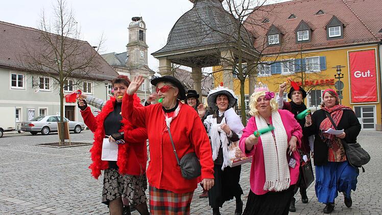 Blick zurück: 2011 zogen die närrischen Damen noch über den Höchstadter Marktplatz. Foto: Andreas Dorsch