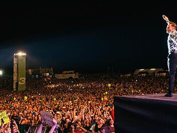 Tiefenleesau hat im September 2015 eine riesige Party erlebt. 65 000 Besucher kamen zum Dorffest in den Hollfelder Ortsteil, bei dem Superstars wie Olly Murs (Bild) und Rea Garvey auf der Bühne standen. Foto: Archiv