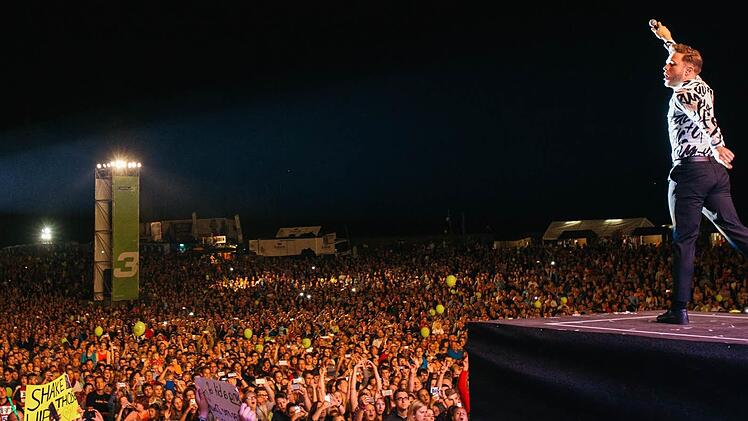 Tiefenleesau hat im September 2015 eine riesige Party erlebt. 65 000 Besucher kamen zum Dorffest in den Hollfelder Ortsteil, bei dem Superstars wie Olly Murs (Bild) und Rea Garvey auf der Bühne standen. Foto: Archiv