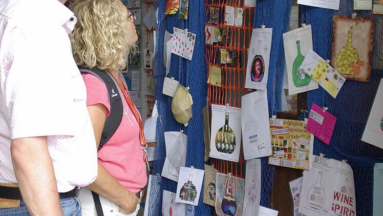Auch am Schlusstag bewunderten noch Erst-Besucher die "Mail-art"-Bocksbeutel-Unikate aus aller Welt.