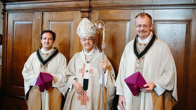 Erzbischof Ludwig Schick mit den neuen Domkapitularen Markus Kohmann (links) und Thomas Teuchgräber.