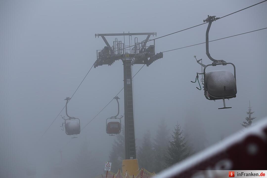 Erster Neuschnee am Ochsenkopf – Landschaft weiß überzuckert