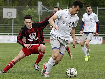 Der zweifache Memmelsdorfer Torsch&uuml;tze Markus Beiersdorfer (l.) greift Sebastian Brennecke vom ASV Rimpar an. Foto: sportpress
