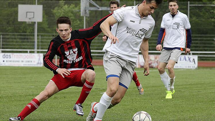 Der zweifache Memmelsdorfer Torsch&uuml;tze Markus Beiersdorfer (l.) greift Sebastian Brennecke vom ASV Rimpar an. Foto: sportpress