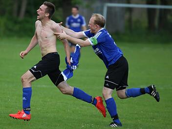 Selbst vom eigenen Mitspieler nicht zu stoppen: Andreas Dittrich vom TSV Drügendorf reißt sich nach seinem Treffer zum 4:2 gegen Neuses das Trikot vom Leib und spurtet über das gesamte Spielfeld.  Fotos: Matthias Hofmann