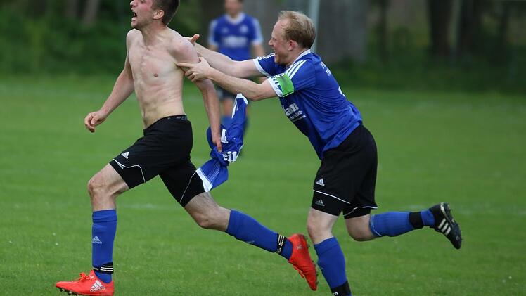 Selbst vom eigenen Mitspieler nicht zu stoppen: Andreas Dittrich vom TSV Drügendorf reißt sich nach seinem Treffer zum 4:2 gegen Neuses das Trikot vom Leib und spurtet über das gesamte Spielfeld.  Fotos: Matthias Hofmann