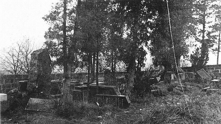 Der jüdische Friedhof Lichtenfels nach der Verwüstung 1941. Im Vordergrund (Bildmitte) ist ein Vorschlaghammer zu erkennen. Foto: Archiv