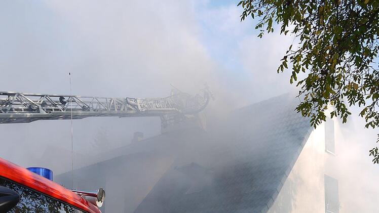 130 Personen waren beim Brand des  Wohnhauses in Ahorn (Landkreis Coburg) im Einsatz.Fotos: Berthold Köhler