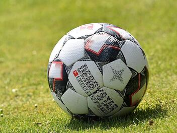 Der Ball im bayerischen Amateurfußball ruht mindestens bis zum 31. August. Sportfoto Zink