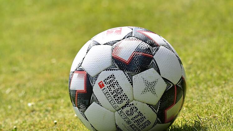 Der Ball im bayerischen Amateurfußball ruht mindestens bis zum 31. August. Sportfoto Zink