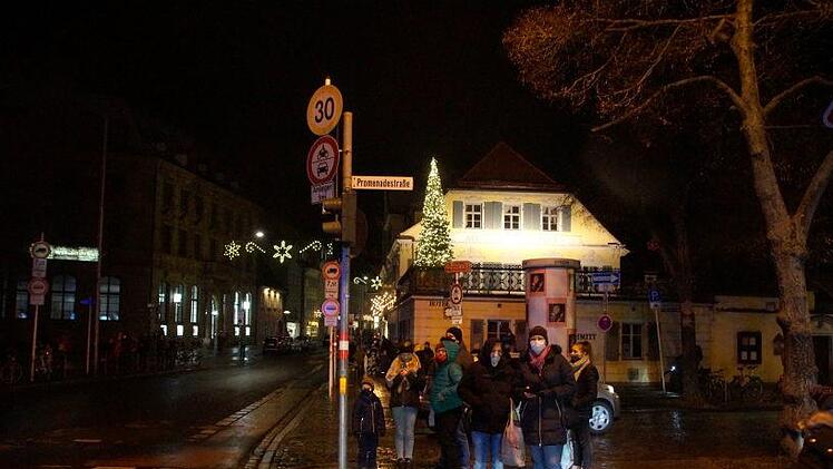 Auch in der Langen Straße freuten sich viele über die weihnachtliche Stimmung, die die Traktoren in die Stadt brachten. Foto: Joseph Beck