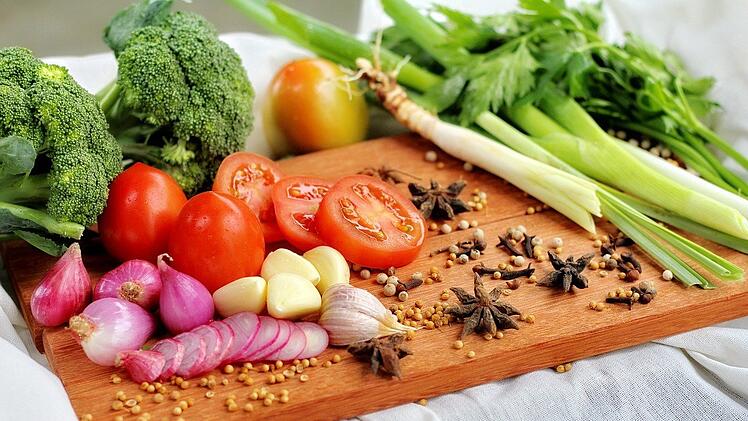 Gesunde Menschen können ihren Vitamin- und Nährstoffbedarf mit der Ernährung ideal abdecken.