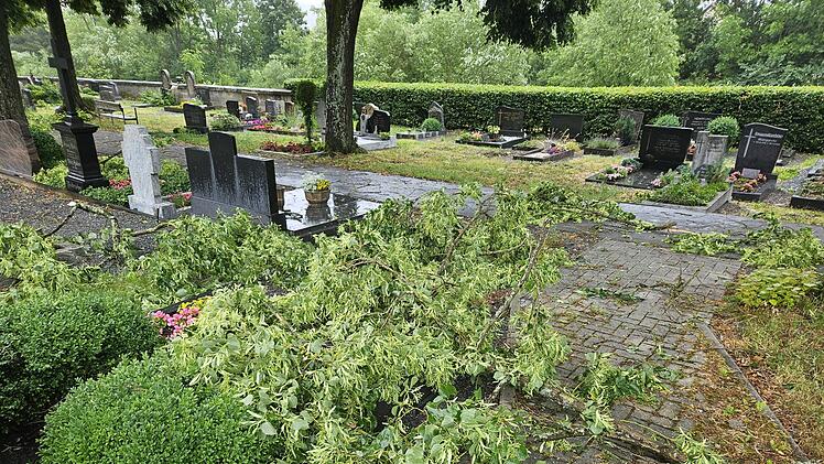 Marktrodach von Unwetter gebeutelt - verwüstete Friedhöfe, umgestürzte Bäume, geschlossenes Freibad