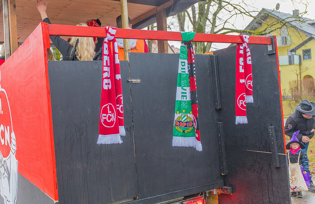 Buntes Faschingstreiben begeistert groß und klein.