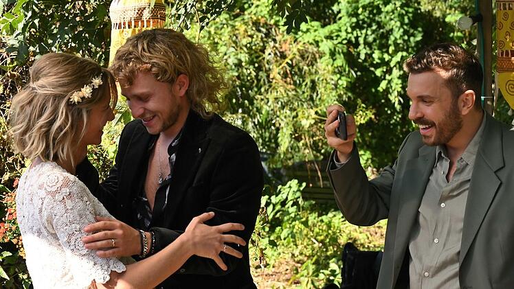 Noch einmal groß feiern: Karla (Svenja Jung) und Alex (Max Hubacher, zweiter von links) heiraten. Ganz nah dabei: Eric (Edin Hasanovic).