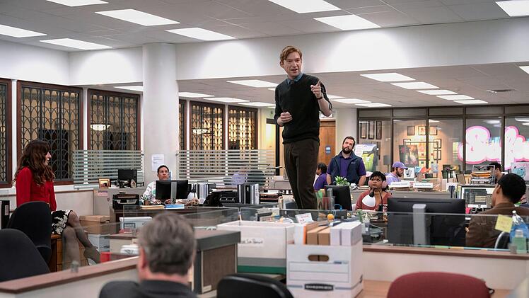 Ned Sampson (Domhnall Gleeson) möchte als neuer Chefredakteur die Lokalzeitung "Toledo Truth Teller" vor dem Bankrott retten.