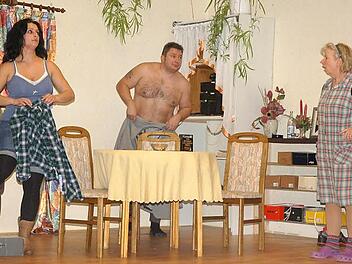 Beim Strippen erwischt (von links): Astrid Langbein, Andreas Lutz und Marita Arbeiter. Foto: Rainer Lutz