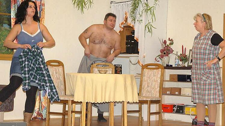 Beim Strippen erwischt (von links): Astrid Langbein, Andreas Lutz und Marita Arbeiter. Foto: Rainer Lutz