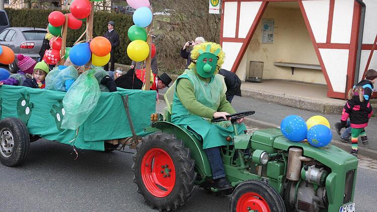 Die "Olchis" werden von Bürgermeister Seeber angeführt.