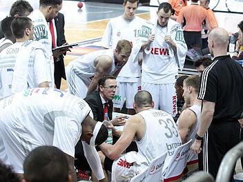 Trainer Chris Fleming (Mitte) gibt seinen Jungs w&auml;hrend einer Auszeit neue Anweisungen. Fotos: sportpress