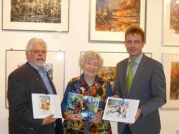 Sie präsentieren den Aquarell-Kalender 2015 nach Blättern von Emil Waldmann: Gabriele Waldmann, Bürgermeister Wolfgang Back (links) und Kurdirektor Thomas Beck..Foto: privat