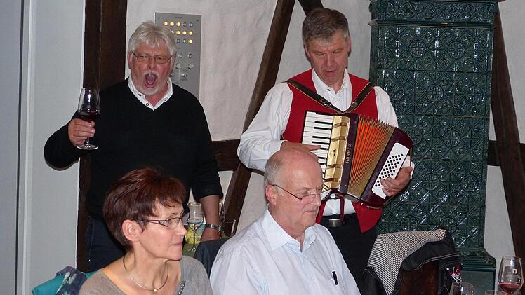 Wolfgang Backs Gesangseinlagen sind bei den Studienfahrten fast schon Kult. Diesmal begleitet ihn Bernd Hammer mit dem Akkordeon. In der ersten Reihe Maria und Walter Gutmann.