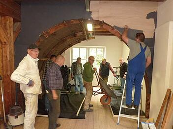 Großeinsatz war bei der Installierung eines mehrteiligen Grubenausbaues durch die Knappen aus Recklinghausen im bergbaulichen Magazin angesagt. Foto: Gerd Fleischmann