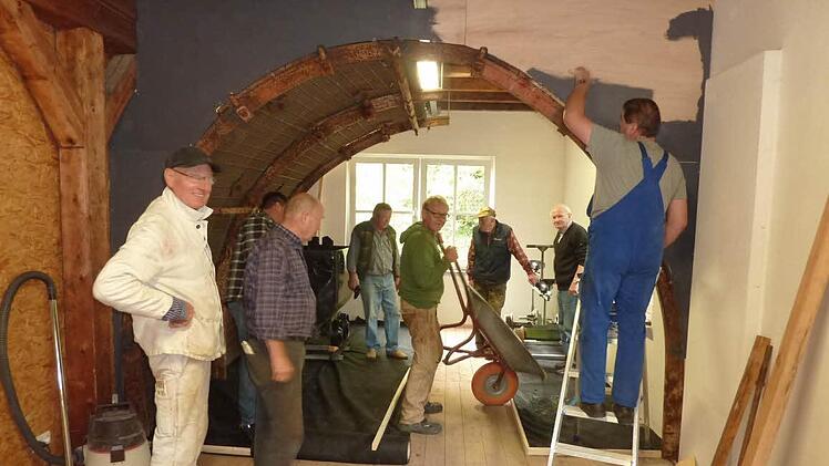 Großeinsatz war bei der Installierung eines mehrteiligen Grubenausbaues durch die Knappen aus Recklinghausen im bergbaulichen Magazin angesagt. Foto: Gerd Fleischmann