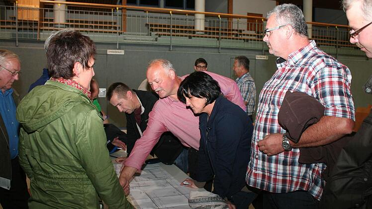 Großes Interesse bekundeten die Wachenrother an den Plänen der Dorferneuerung. Foto: Evi Seeger