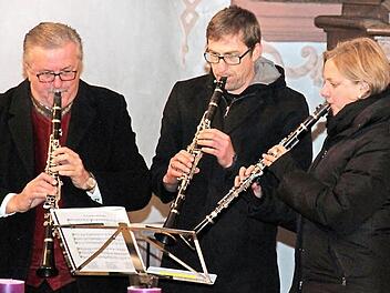Das Klarinetten-Trio stimmte die Besucher in der Höchstadter Kirche auf Weihnachten ein.  Fotos: Blum