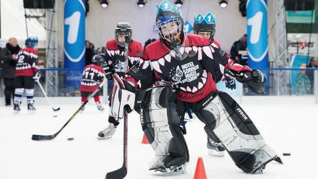 Jung-Wölfe in der Stadt: Aufwärts geht es mit dem Kissinger Eishockey-Nachwuchs. Der durfte seine Kunst auf Kufen demonstrieren bei der Winterparty von Bayern 1 im Zentrum der Kurstadt.  Foto: Bayern 1/Markus Konvalin