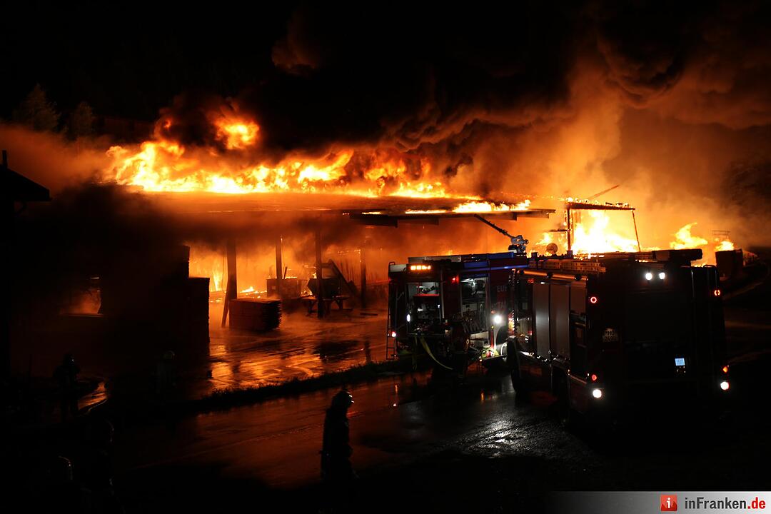 Riesiges Flammeninferno zerstoert grosses Saegewerk - Meterhohe Flammen