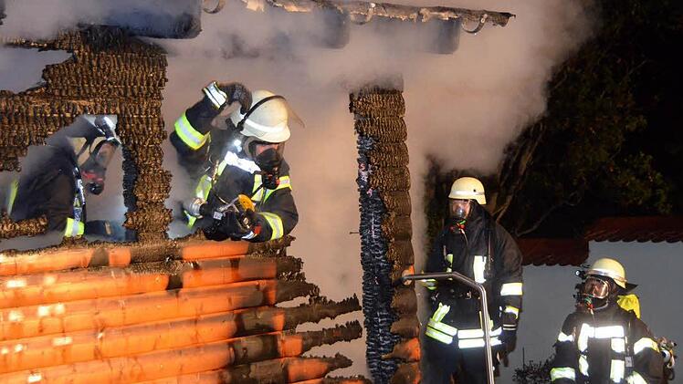 Zum Brand eines Gartenhäuschens in Bad Kissingen ist die Feuerwehr in der Nacht zum Donnerstag ausgerückt. Foto: Peter Rauch