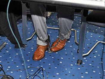 Der Angeklagte sitzt mit Fußfesseln auf seinem Platz im Schwurgerichtssaal. Foto: Ronald Rinklef
