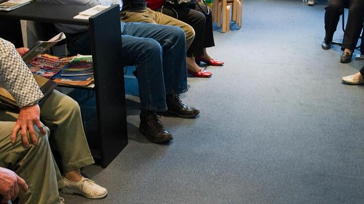 Patienten der AOK müssen für Termine beim Zahnarzt bis 2017 warten Foto: dpa