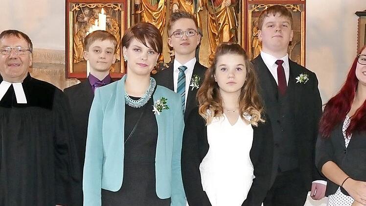 In der St. Laurentius-Kirche Burggrub wurde Konfirmation gefeiert (v. l.): Pfarrer Michael Foltin, Benjamin Fischer, Marianne Reimann, Maximilian Völk, Jamie-Lee Metzing, Falco Herrmann, Laura Wittmann (Jugendmitarbeiterin). Foto: K.- H. Hofmann